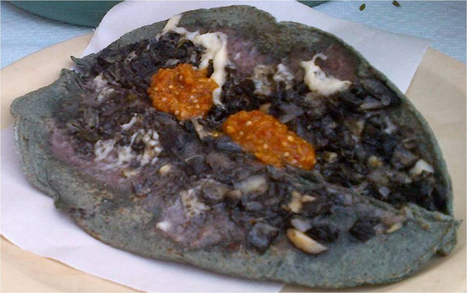 Quesadilla de maíz azul con huitlacoche y salsa picante